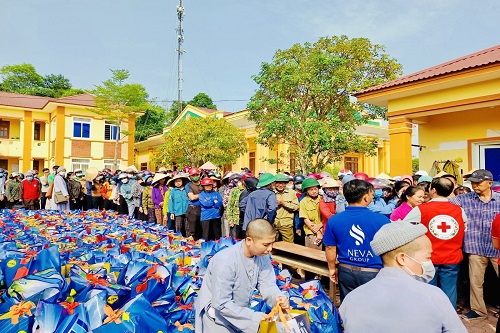 Đồng Nai: Đoàn cứu trợ Thiên Tai Lũ Lụt Miền Trung tặng 1200 phần quà do Ban Từ Thiện BTS GHPGVN T.Đồng Nai và Tổ Đình Quan Âm Tu Viện, Biên Hoà tổ chức
